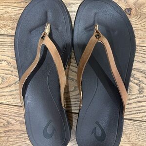 OLUKAI Ho'opio Hau Women's Beach Sandals, Brand New. Size 7.